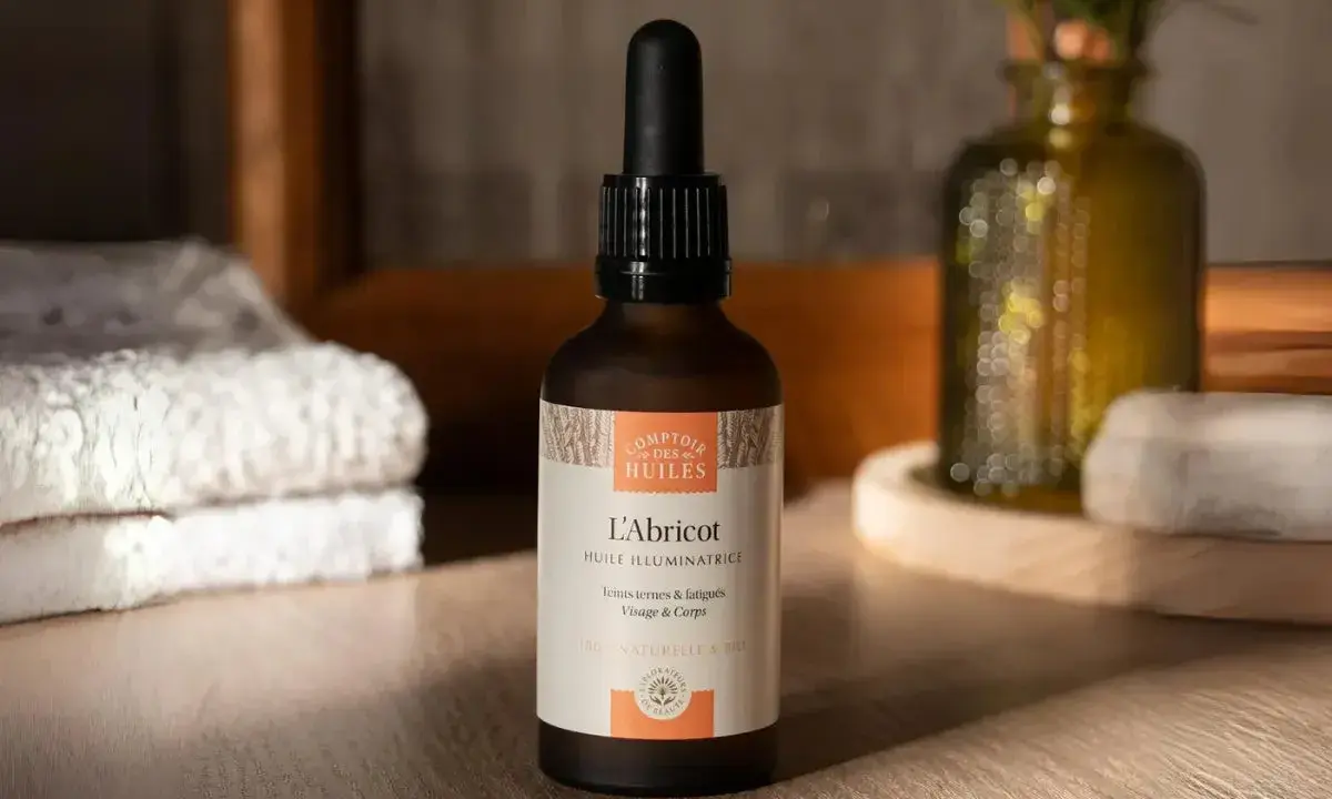 Flacon d'huile d'abricot illuminatrice, pour le visage et le corps. Découvrez les huile d'abricot bienfaits pour une peau éclatante.
