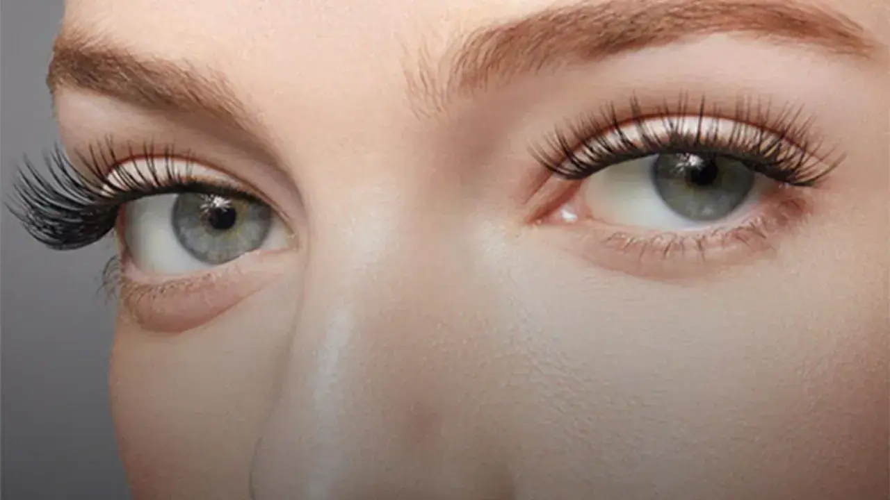 Des yeux bleus magnifiques avec des cils longs et épais. Une inspiration pour savoir comment faire pousser ses cils naturellement.