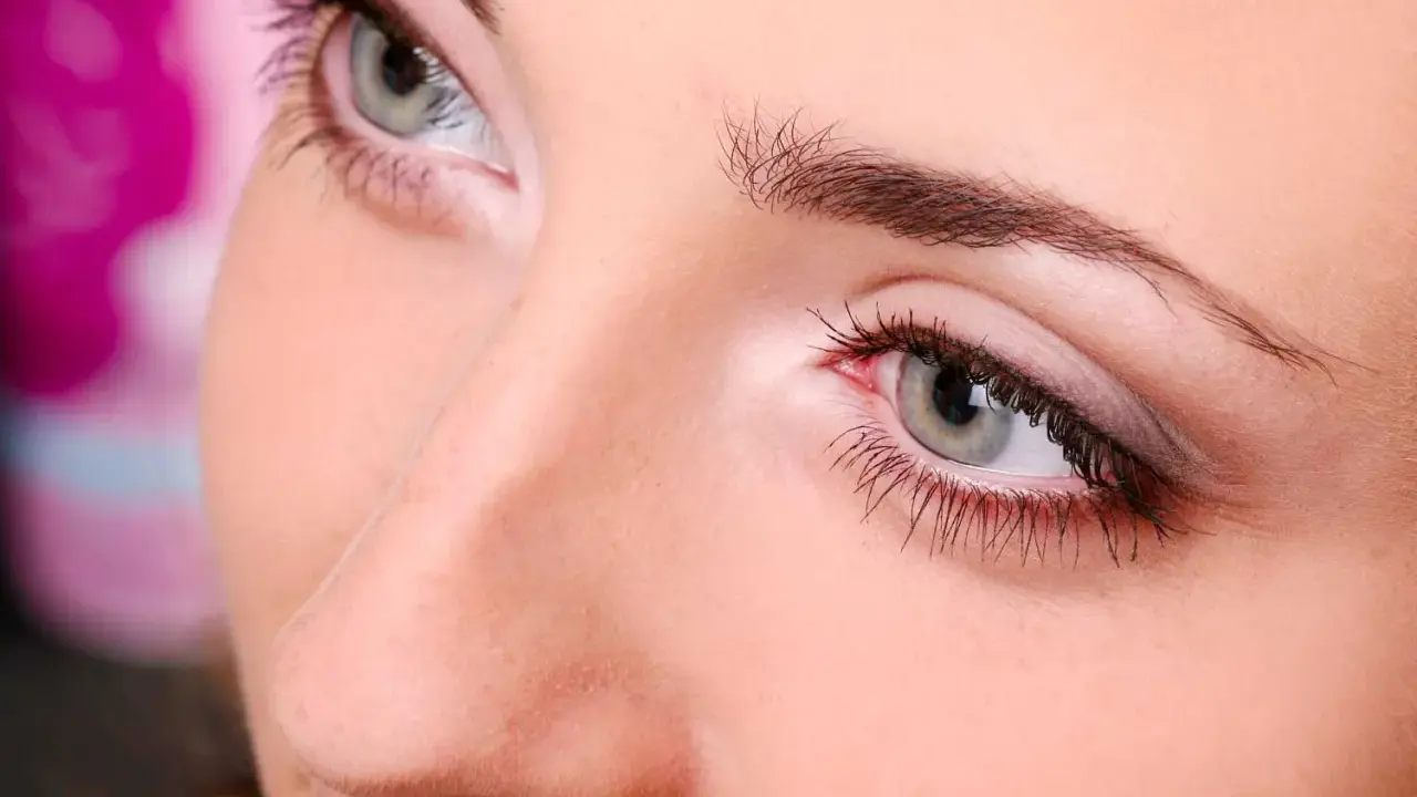 Regard intense, cils longs et volumineux, pose volume russe pour un regard captivant.