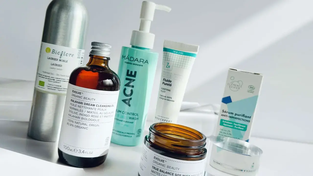 Ensemble de produits pour une routine peau grasse et acnéique : nettoyant, sérum, fluide et masque.