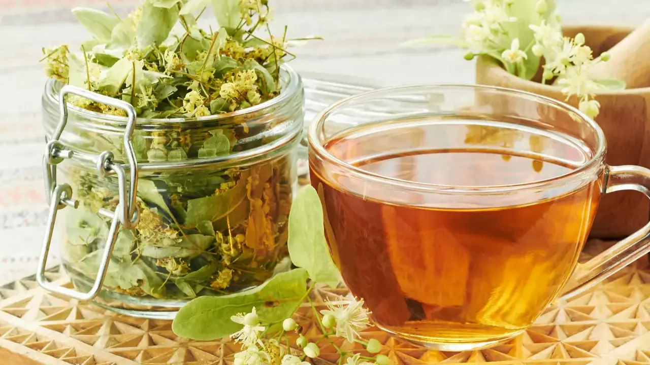 Infusion de tilleul, une boisson réconfortante. Bien que généralement sans effet secondaire, une consommation excessive peut avoir des conséquences.