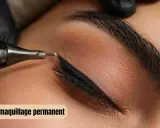 Un appareil de maquillage permanent est utilisé pour créer un trait d'eye-liner précis sur un œil.