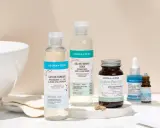 Routine de soins Aroma-Zone pour peau acnéique : lotion tonique, gel nettoyant, complexe alimentaire et sérum.