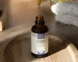Une goutte d'huile de nigelle, aux propriétés anti inflammatoires, tombe dans un flacon. Idéal pour peaux à problèmes.