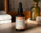 Flacon d'huile d'abricot illuminatrice, pour le visage et le corps. Découvrez les huile d'abricot bienfaits pour une peau éclatante.