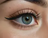 Œil bleu perçant avec un trait d'eye-liner fin et des cils longs. Le sourcil effet poudré encadre parfaitement le regard.