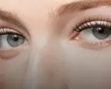 Des yeux bleus magnifiques avec des cils longs et épais. Une inspiration pour savoir comment faire pousser ses cils naturellement.