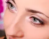 Regard intense, cils longs et volumineux, pose volume russe pour un regard captivant.