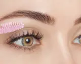 Brosse à cils rose peignant des cils longs et épais. Attention aux dangers de l'huile de ricin pour les cils.