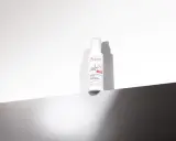 Flacon de fluide anti-âge Avène Hyaluron Activ B3, SPF 50. Idéal pour tous âges souhaitant une protection et une efficacité triple.
