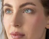 Un regard captivant, des lèvres pulpeuses et un **mode sourcils** parfait. Un portrait de beauté naturelle.
