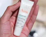 Un tube de baume réparateur Avène Cicalfate+ pour lèvres gercées et irritées. Parfait pour savoir peut on mettre du cicalfate sur les lèvres.