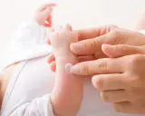 Application de cicalfate nourrisson sur le bras d'un bébé par une main douce.