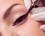 Application d'un eye liner permanent. Le processus de maquillage permanent, incluant la cicatrisation, pour un regard intense.