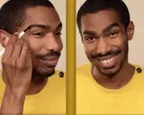 Un homme ajuste la forme de son sourcil avec un crayon. Il sourit, confiant dans son nouveau look.