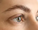 Un œil et un sourcil bien définis. Le secret pour savoir comment faire pousser ses sourcils en 1 nuit ? Une routine beauté ciblée.