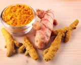 Racines de curcuma fraîches et en poudre, symboles des nombreux curcuma bienfait pour la santé.