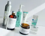 Ensemble de produits pour une routine peau grasse et acnéique : nettoyant, sérum, fluide et masque.