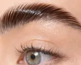 Sourcil trop plaqué, aspect gras, un brow lift raté qui ne met pas en valeur l'œil.
