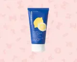 Tube bleu OLEHENRIKSEN Lemonade Smoothing Scrub, avec des citrons. Exfolie avec AHA et extrait de zeste de citron. Aha, bha, c'est le moment de la douceur !