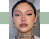 Une femme utilise un filtre pour redessiner son sourcil coupé, cherchant la perfection.