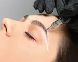 Une esthéticienne réalise un maquillage permanent des sourcils. Avis et résultats avant/après.