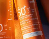 Trois tubes de crème solaire SPF 50, prêts à affronter le capital soleil. Protection invisible pour la peau.