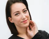 Une femme au regard pétillant, aux cils recourbés. Peut-on mettre du mascara sur un rehaussement de cils pour un effet encore plus intense ?