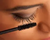 Application de mascara semi permanent pour un rehaussement des cils spectaculaire.