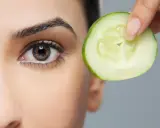 Une tranche de concombre près de l'œil, astuce pour savoir comment enlever les cernes en une nuit.