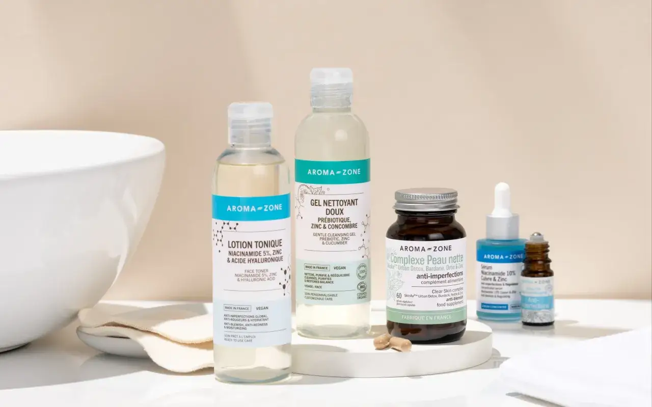 Une routine peau grasse et acnéique avec des produits Aroma-Zone : lotion tonique, gel nettoyant, complexe alimentaire et sérum.
