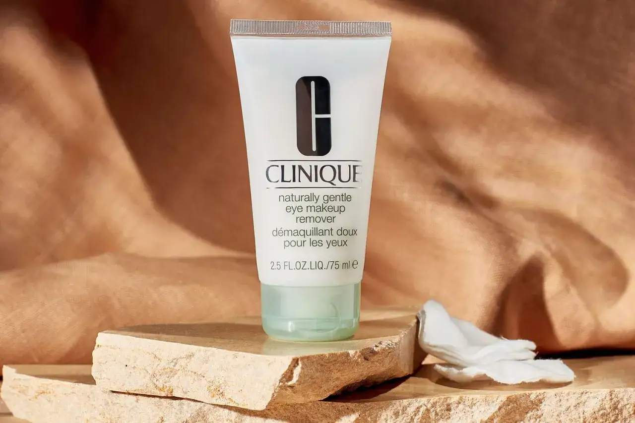 Démaquillant Clinique pour les yeux, essentiel pour un regard sublime et pour savoir comment faire pousser ses cils.