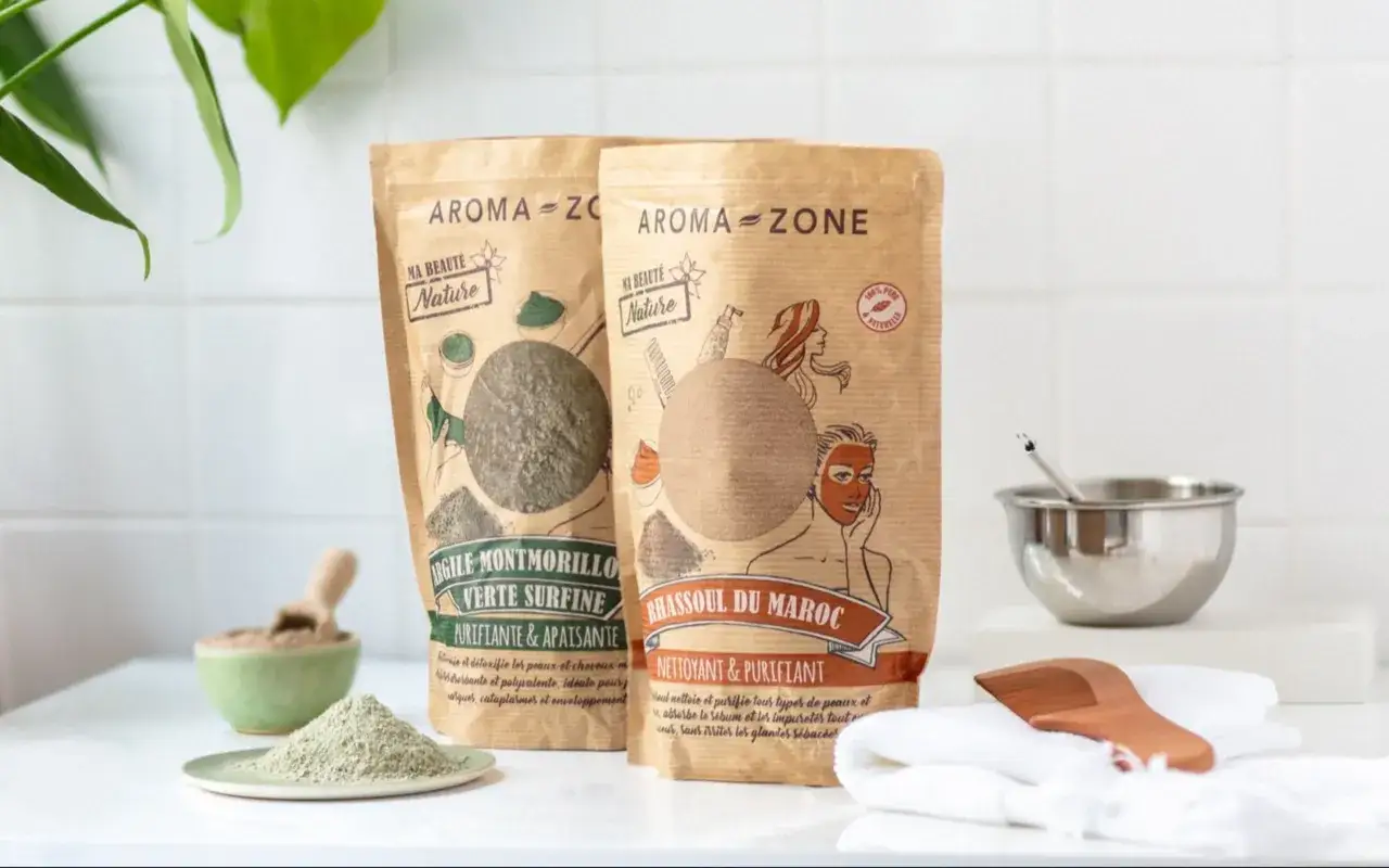 Deux sachets de poudre pour masque fait maison, argile verte et rhassoul, prêts à l'emploi pour un soin naturel.
