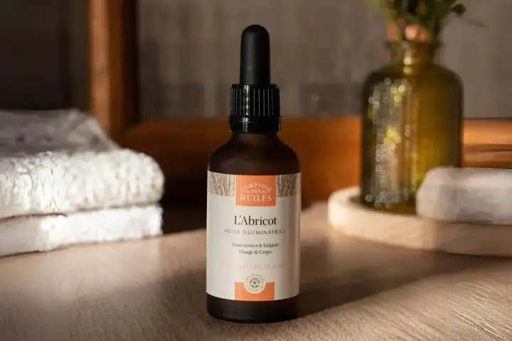 Flacon d'huile d'abricot illuminatrice, pour le visage et le corps. Découvrez les huile d'abricot bienfaits pour une peau éclatante.
