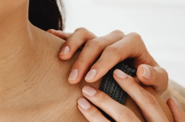 Mains douces appliquant un soin sur la peau, un geste pour comment hydrater sa peau et la rendre souple.